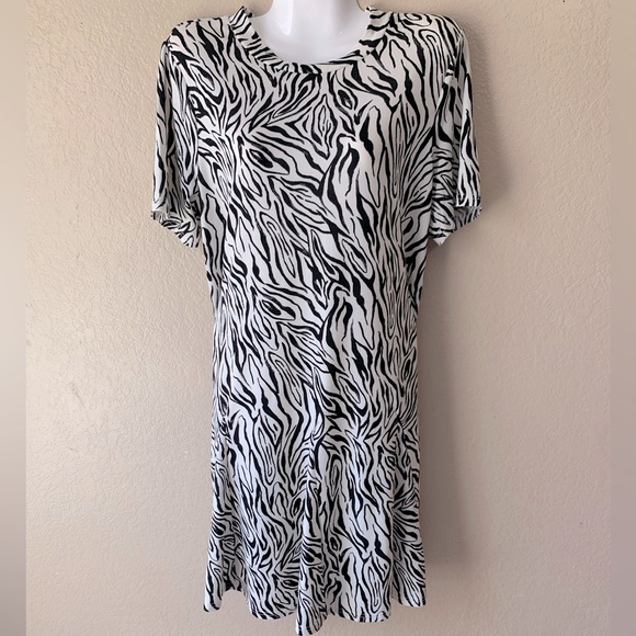 LEOTA Zebra Stripe Short Sleeve Artsy Swing Dress Size M - Picture 3 of 8